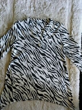 Chico's Black and White Animal Print Tunic Size M.